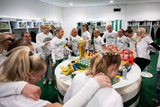 250521 Hammarbys spelare jublar i omklädningsrummet efter finalen i Svenska Cupen mellan Hammarby och IFK Norrköping den 21 maj 2025 i Stockholm. Copyright: MAXIMxTHORE BB250521MT128