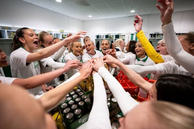 250521 Hammarbys spelare jublar i omklädningsrummet efter finalen i Svenska Cupen mellan Hammarby och IFK Norrköping den 21 maj 2025 i Stockholm. Copyright: MAXIMxTHORE BB250521MT129