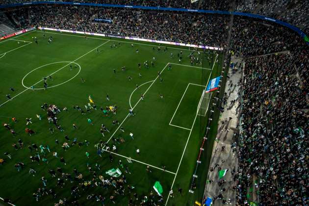 250521 Hammarbys supportrar stormar planen efter finalen i Svenska Cupen mellan Hammarby och IFK Norrköping den 21 maj 2025 i Stockholm. Copyright: MAXIMxTHORE BB250521MT131