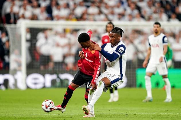 21 05 2025, Bilbao, San Mames, UEFA Europa League Final, Amad Diallo (16 Manchester United, ManU left) and Destiny Udogie (13 Tottenham, right) battle for the ball (duel) Bilbao San Mames Basque Country Spain Copyright: xJustPictures.ch DanielaxPorcellix jp-en-DaPo-20250521-DP109600