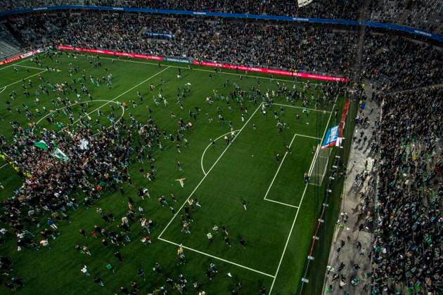 250521 Hammarbys supportrar stormar planen efter finalen i Svenska Cupen mellan Hammarby och IFK Norrköping den 21 maj 2025 i Stockholm. Copyright: MAXIMxTHORE BB250521MT133