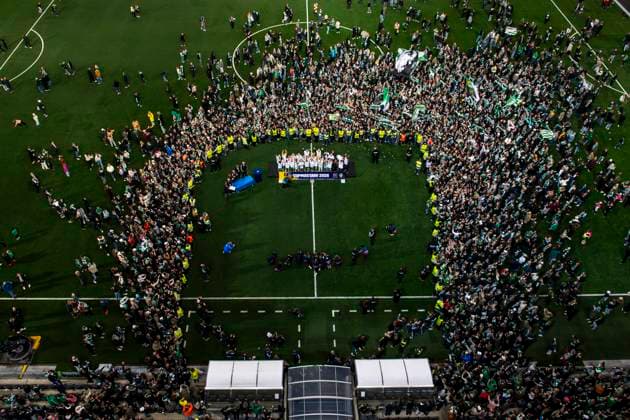 250521 Hammarbys spelare jublar och lyfter pokalen efter finalen i Svenska Cupen mellan Hammarby och IFK Norrköping den 21 maj 2025 i Stockholm. Copyright: MAXIMxTHORE BB250521MT134