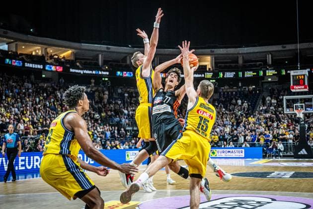 Sport Themen der Woche KW21 Sport Bilder des Tages Basketball Berlin 21.05.2025 Saison 2024 2025 1. Bundesliga easyCredit-BBL Playoffs Viertelfinale Spiel 2 Alba Berlin - ratiopharm Ulm Ben Saraf (Ulm, No.77) Justin Bean (Alba Berlin, No.34) Martin Hermannsson (Alba Berlin, No.15) *** Basketball Berlin 21 05 2025 Season 2024 2025 1 Bundesliga easyCredit BBL Playoffs Quarterfinals Game 2 Alba Berlin ratiopharm Ulm Ben Saraf Ulm, No 77 Justin Bean Alba Berlin, No 34 Martin Hermannsson Alba Berlin, No 15