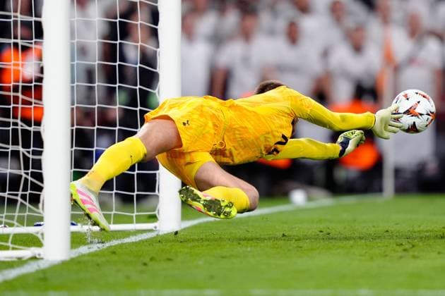 Guglielmo Vicario of Tottenham Hotspur makes a vital last minute save Tottenham Hotspur v Manchester United, ManU Europa League Final, Football, San Mames Stadium, Bilbao, Spain - 21 May 2025 EDITORIAL USE ONLY No use with unauthorised audio, video, data, fixture lists, club league logos or live services. Online in-match use limited to 120 images, no video emulation. No use in betting, games or single club league player publications.  Copyright: xGokhanxTaner Shutterstockx 15312892fr