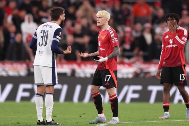 Bilbao, Spain, 21st May 2025. Rodrigo Bentancur of Tottenham and Alejandro Garnacho of Manchester United, ManU exchange words during the Tottenham Hotspur vs Manchester United UEFA Europa League Final match at San Mames, Bilbao. Picture credit should read: David Klein Sportimage EDITORIAL USE ONLY. No use with unauthorised audio, video, data, fixture lists, club league logos or live services. Online in-match use limited to 120 images, no video emulation. No use in betting, games or single club league player publications. SPI_160_DK_Tottenham_Man_Utd SPI-3943-0163