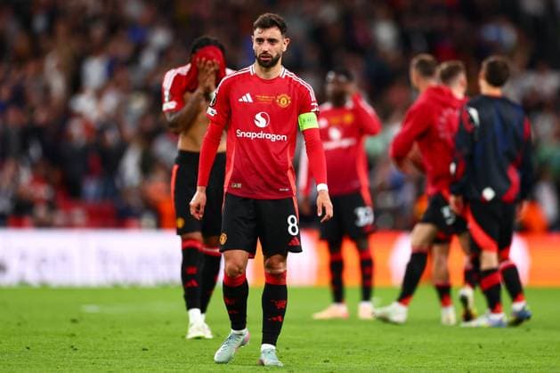 Bruno Fernandes of Manchester United, ManU appears dejected after the full time whistle Tottenham Hotspur v Manchester United, Europa League Final, Football, San Mames Stadium, Bilbao, Spain - 21 May 2025 EDITORIAL USE ONLY No use with unauthorised audio, video, data, fixture lists, club league logos or live services. Online in-match use limited to 120 images, no video emulation. No use in betting, games or single club league player publications.  Copyright: xJamesxMarsh Shutterstockx 15312890eb
