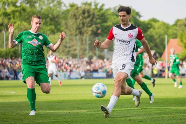 21.05.2025, xomx, Fussball Testspiel, SC 1903 Weimar - Eintracht Frankfurt v.l. Igor Matanovic (Eintracht Frankfurt) am Ball. Justin-Rene Szatmari (SC 1903 Weimar) (DFL DFB REGULATIONS PROHIBIT ANY USE OF PHOTOGRAPHS as IMAGE SEQUENCES and or QUASI-VIDEO) Weimar