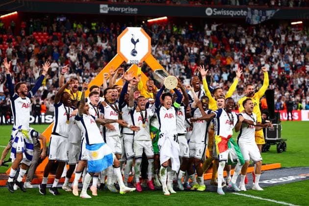 Sport Themen der Woche KW21 Sport Bilder des Tages Son Heung-Min of Tottenham Hotspur and Tottenham Hotspur lift the UEFA Europa League trophy Tottenham Hotspur v Manchester United, ManU Europa League Final, Football, San Mames Stadium, Bilbao, Spain - 21 May 2025 EDITORIAL USE ONLY No use with unauthorised audio, video, data, fixture lists, club league logos or live services. Online in-match use limited to 120 images, no video emulation. No use in betting, games or single club league player publications.  Copyright: xJamesxMarsh Shutterstockx 15312890ek