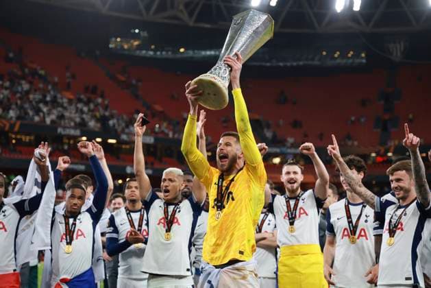 Sport Themen der Woche KW21 Sport Bilder des Tages Guglielmo Vicario of Tottenham Hotspur lifts the trophy as he celebrates after the 2024 2025 Europa League Final football match between Tottenham Hotspur and Manchester United, ManU at San Mames stadium in Bilbao (Spain), May 21st, 2025. CesarexPurini