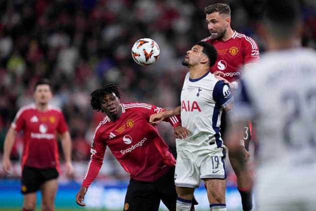 Tottenham Hotspur v Manchester United, ManU - UEFA Europa League Final 2025 Dominic Solanke centre-forward left-back of Tottenham and England competes for the ball with Kobbie Mainoo central midfield of Manchester United and England during the UEFA Europa League Final 2025 between Tottenham Hotspur and Manchester United at Estadio San Mames on May 21, 2025 in Bilbao, Spain. Bilbao Basque Country Spain  Copyright: xJosexBretonx originalFilename:bretonhernandez-tottenha250521_npKmx.jpg