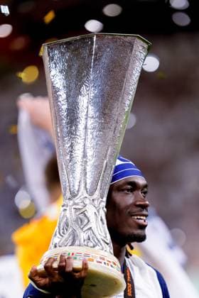 Tottenham Hotspur v Manchester United, ManU - UEFA Europa League Final 2025 Yves Bissouma of Tottenham Hotspur celebrates with the trophy at the end of the UEFA Europa League Final match between Tottenham Hotspur and Manchester United at San Mames Stadium on May 21, 2025 in Bilbao, Spain. Bilbao San Mames Stadium Spain Copyright: xGiuseppexMaffiax UEL_Final_Tottenham-ManchesterUnited_210525_BRU2657