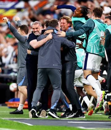 Tottenham Hotspur Manager Ange Postecoglou celebrates with his side. Tottenham Hotspur v Manchester United, ManU Europa League Final, Football, San Mames Stadium, Bilbao, Spain - 21 May 2025 EDITORIAL USE ONLY No use with unauthorised audio, video, data, fixture lists, club league logos or live services. Online in-match use limited to 120 images, no video emulation. No use in betting, games or single club league player publications. Copyright: xJamesxMarsh Shutterstockx 15312890fy