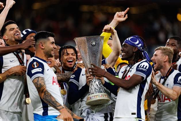 Team of Tottenham seen celebrating with trophy during UEFA Europa League 2025 final game between Tottenham Hotspur FC and Manchester United, ManU FC (Maciej Rogowski) Bilbao San Mames Spain Copyright: xMaciejxRogowskix tottenhammanu2425-049