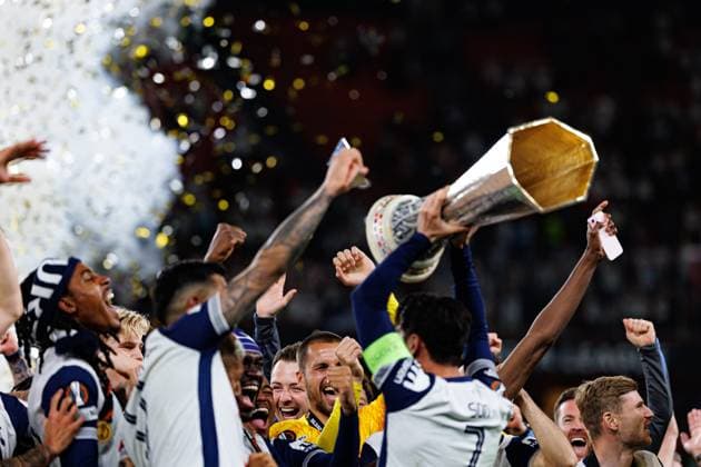 Team of Tottenham seen celebrating with trophy during UEFA Europa League 2025 final game between Tottenham Hotspur FC and Manchester United, ManU FC (Maciej Rogowski) Bilbao San Mames Spain Copyright: xMaciejxRogowskix tottenhammanu2425-081
