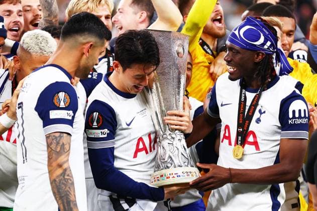 Tottenham players celebrate with the trophy lifted by Son Heung-Min of Tottenham Hotspur. Tottenham Hotspur v Manchester United, ManU Europa League Final, Football, San Mames Stadium, Bilbao, Spain - 21 May 2025 EDITORIAL USE ONLY No use with unauthorised audio, video, data, fixture lists, club league logos or live services. Online in-match use limited to 120 images, no video emulation. No use in betting, games or single club league player publications. Copyright: xJamesxMarsh Shutterstockx 15312890gx