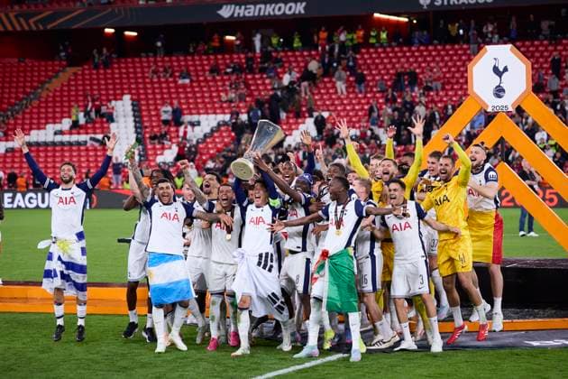 May 22, 2025, Bilbao, Vizcaya, Spain: Players of Tottenham Hotspur FC celebrate with the trophy after winning during the UEFA Europa League 2024 25 Final match between Tottenham Hotspur and Manchester United, ManU at San Mames on May 21, 2025, in Bilbao, Spain. Bilbao Spain - ZUMAa181 20250522_zaa_a181_012 Copyright: xRicardoxLarreinax