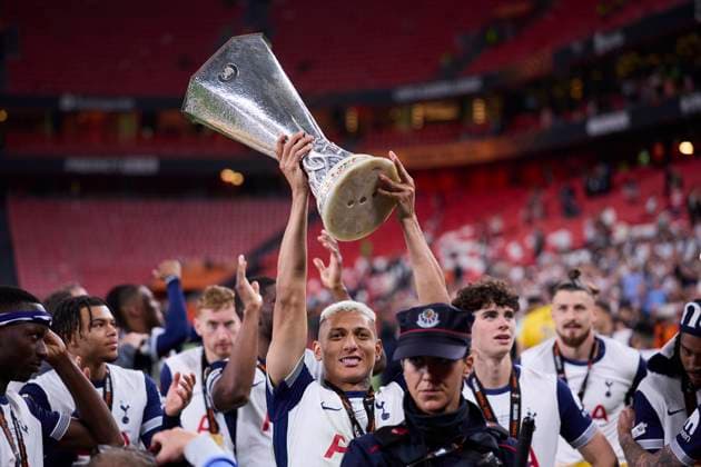 May 22, 2025, Bilbao, Vizcaya, Spain: Players of Tottenham Hotspur FC celebrate with the trophy after winning during the UEFA Europa League 2024 25 Final match between Tottenham Hotspur and Manchester United, ManU at San Mames on May 21, 2025, in Bilbao, Spain. Bilbao Spain - ZUMAa181 20250522_zaa_a181_013 Copyright: xRicardoxLarreinax