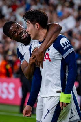 Tottenham Hotspur vs Manchester United, ManU - UEFA Europa League Final 2025 Heung-min Son (R) and Kevin Danso (L) of Tottenham Hotspur celebrates the victory of their team at the end of the UEFA Europa League Final 2025 between Tottenham Hotspur and Manchester United at San Mames Stadium on May 21, 2025 in Bilbao, Spain. Bilbao San Mames Stadium Spain Copyright: xAlbertoxGardinx AGardin_20250521_Football_Europa_League_Final_11235
