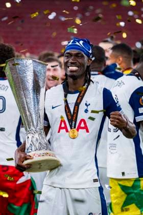Tottenham Hotspur vs Manchester United, ManU - UEFA Europa League Final 2025 Yves Bissouma of Tottenham Hotspur (C) of Tottenham Hotspur with the trophy and his teammates celebrates the victory at the end of the UEFA Europa League Final 2025 between Tottenham Hotspur and Manchester United at San Mames Stadium on May 21, 2025 in Bilbao, Spain. Bilbao San Mames Stadium Spain Copyright: xAlbertoxGardinx AGardin_20250521_Football_Europa_League_Final_11252