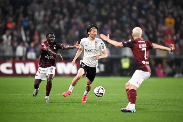 FC Metz v Stade de Reims - Playoffs Ligue 1 McDonald s Ligue 2 BKT 2024 2025, first leg 39 Koffi-Franck KOUAO (fcm) - 17 Keito NAKAMURA (sdr) during the playoffs match between Metz and Reims at Stade Saint-Symphorien on May 21, 2025 in Metz, France. Metz France  Copyright: xFEPx 776325767