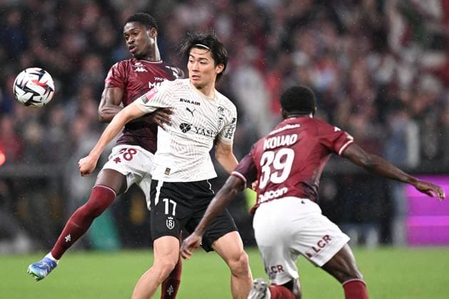 FC Metz v Stade de Reims - Playoffs Ligue 1 McDonald s Ligue 2 BKT 2024 2025, first leg 38 Sadibou SANE (fcm) - 17 Keito NAKAMURA (sdr) during the playoffs match between Metz and Reims at Stade Saint-Symphorien on May 21, 2025 in Metz, France. Metz France  Copyright: xFEPx 776325767