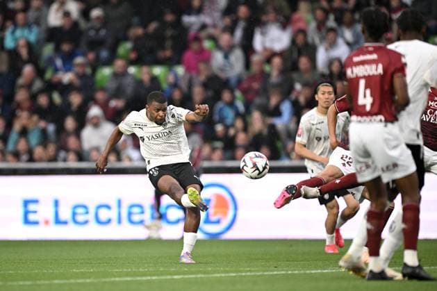 FC Metz v Stade de Reims - Playoffs Ligue 1 McDonald s Ligue 2 BKT 2024 2025, first leg 18 Sergio AKIEME (sdr) during the playoffs match between Metz and Reims at Stade Saint-Symphorien on May 21, 2025 in Metz, France. Metz France  Copyright: xFEPx 776325767