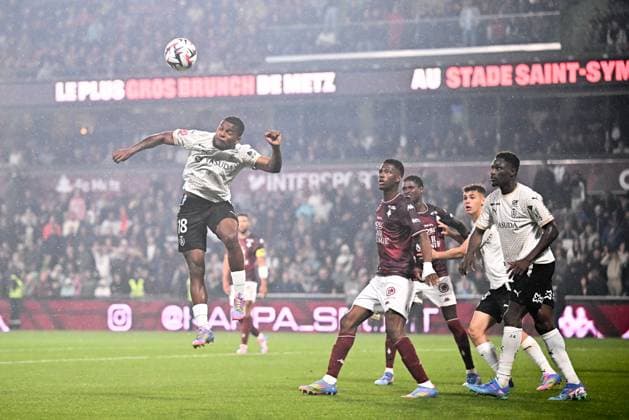Sport Bilder des Tages FC Metz v Stade de Reims - Playoffs Ligue 1 McDonald s Ligue 2 BKT 2024 2025, first leg 18 Sergio AKIEME (sdr) - 18 Idrissa GUEYE (fcm) - 24 Mory GBANE (sdr) during the playoffs match between Metz and Reims at Stade Saint-Symphorien on May 21, 2025 in Metz, France. Metz France  Copyright: xFEPx 776325767