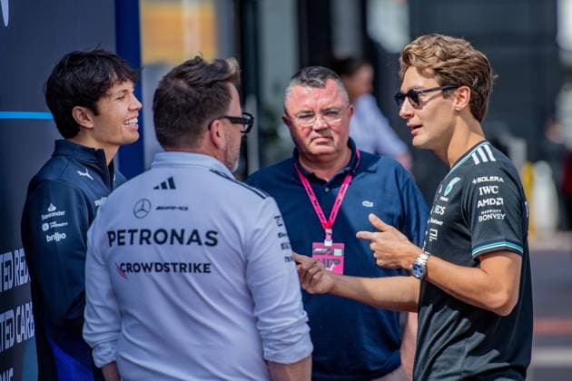 Formel1 GP Monaco Donnerstag, 22.05.2025 Alexander Albon 23, Williams Racing und Éric Boullier und George Russell 63, Mercedes-AMG Petronas F1 Team; Formel1 GP Monaco Donnerstag, 22.05.2025 Copyright: xBEAUTIFULxSPORTS Erlhofx