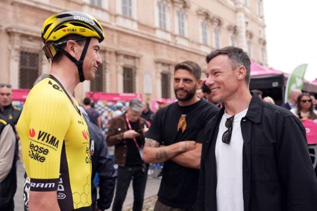Van Aert Wout of Team Visma Lease A Bike with Domenico Berardi (soccer player) during the stage 12 of the Giro d™Italia from Modena to Viadana (Oglio-Po), Italy - Thursday, May 22, 2025. - cycling.  Copyright: xMassimoxPaolone LaPressex