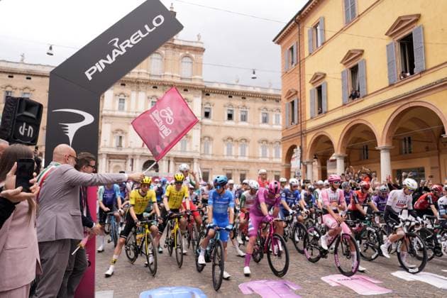 Riders at the start of the stage 12 of the Giro d™Italia from Modena to Viadana (Oglio-Po), Italy - Thursday, May 22, 2025. - cycling.  Copyright: xFabioxFerrari LaPressex