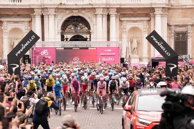 Riders at the start of the the stage 12 of the Giro d™Italia from Modena to Viadana (Oglio-Po), Italy - Thursday, May 22, 2025. - cycling.  Copyright: xMassimoxPaolone LaPressex