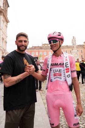 Del Toro Romero Isaac of Uae Team Emirates Xrg pink jersey with soccer player Domenico Berardi during the stage 12 of the Giro d™Italia from Modena to Viadana (Oglio-Po), Italy - Thursday, May 22, 2025. - cycling.  Copyright: xMassimoxPaolone LaPressex