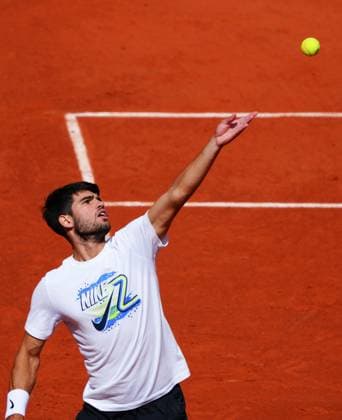 Carlos Alcaraz practices French Open Tennis, Thursday Previews, Qualifying and Practice, Tennis, Roland Garros, Paris, France - 22 May 2025 EDITORIAL USE ONLY No use with unauthorised audio, video, data, fixture lists, club league logos or live services. Online in-match use limited to 120 images, no video emulation. No use in betting, games or single club league player publications. Copyright: xJavierxGarcia Shutterstockx 15314609ab