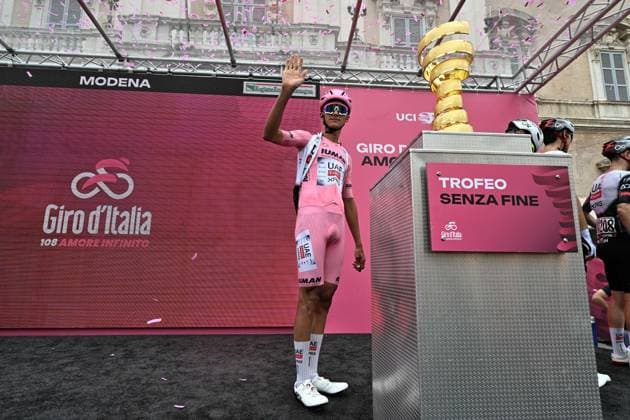 May 22, 2025, Modena, ITALY: Mexican rider Isaac Del Toro Romero of Uae Team Emirates Xrg wearing the overall leader s pink jersey, on the signing in podium ahead the departure 12th stage of the 108 Giro d Italia 2025, cycling race over 172 km from Modena to Viadana, Italy, 22 May 2025. ANSA LUCA ZENNARO. Giro D Italia Cycling Tour - Stage 12  - ZUMAa110 20250522_zaf_a110_008 Copyright: xLucaxZennarox