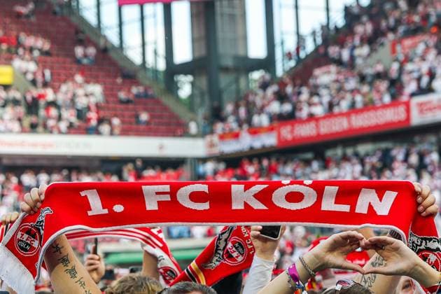 2. Bundesliga - 24 25 - 1. FC Köln - 1. FC Kaiserslautern am 18.05.2025 im RheinEnergieSTADION in Köln Platzsturm der FC Köln Fans , hier hält eine Fan einen 1 FC Köln Schal hoch