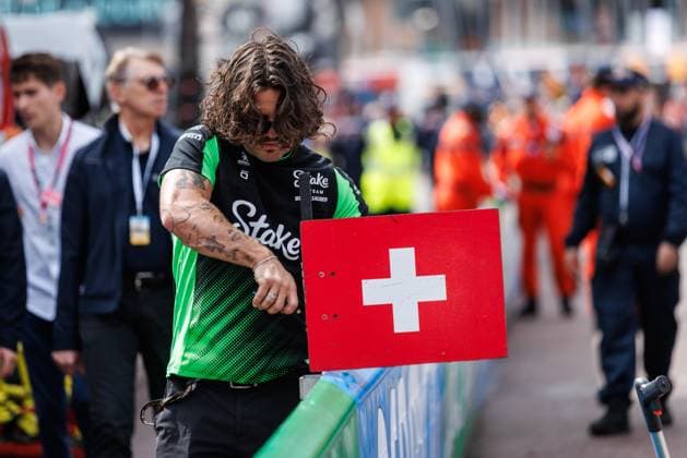 Sauber Mitarbeiter mit Schweizer Flagge auf Schild, Grosser Preis von Monaco, Motorsport, Formel 1, Saison 2025, 22.05.2025 Grosser Preis von Monaco, Motorsport, Formel 1, Saison 2025, 22.05.2025 Copyright: xEibner-Pressefoto AlexanderxNeisx EP_ANS