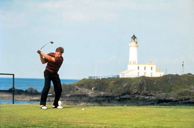 Archivbilder der Woche SPORT KW21 The Open Championship 1994 Nick Price with the lighthouse in the background scenic and general view. The lighthouse hole the 9th hole on the Ailsa Course, one of the most iconic holes in golf due to its dramatic setting. The Open Championship 1994 Turnberry, Scotland Nick Price won The Open Championship in 1994 on July 17, 1994. The tournament was held at Turnberry Golf Club in Scotland (specifically the Ailsa Course). Price secured victory with a final score of 268 (âˆ’12), finishing one stroke ahead He clinched the title dramatically by sinking a long eagle putt on the 71st hole (the par-5 17th) and then parring the 18th, overtaking Parnevik, who had earlier bogeyed the final hole. This win marked Price™s first Open Championship and second major championship victory (after the 1992 PGA, Golf Herren Championship). He would go on to win another major, the PGA Championship, later that same year. Copyright: xMarkxNewcombex
