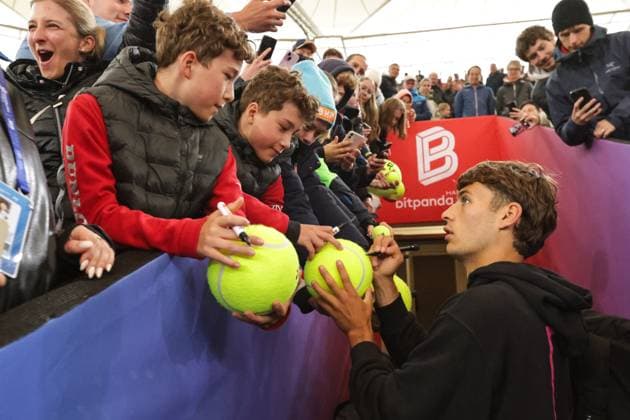 GER, Hamburg, xFSx , ATP, Tennis Herren 500 , Herren Tennistunier Bitpanda Hamburg Open 2025, Viertelfinale , 22.05.2025 Flavio Cobolli (ITA) gibt Autogramme Copyright: HMBxMedia FernandoxSoares
