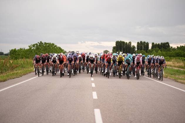 The pack rides during the stage 12 of the Giro d™Italia from Modena to Viadana (Oglio-Po), Italy - Thursday, May 22, 2025. - cycling.  Copyright: xMarcoxAlpozzi LaPressex