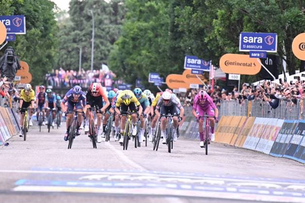 22-05-2025 Giro D italia; Tappa 12 Modena - Viadana; 2025, Visma - Lease A Bike; 2025, Picnic - Postnl; 2025, Alpecin - Deceuninck; 2025, Lidl - Trek; Kooij, Olav; Van Uden, Casper; Groves, Kaden; Pedersen, Mads; Viadana; 