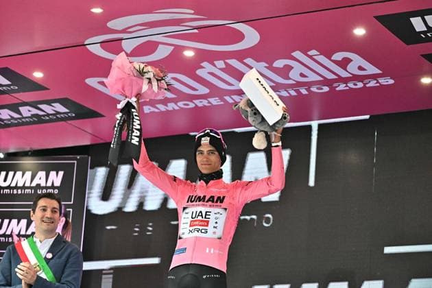 May 22, 2025, Viadana, ITALY: Mexican rider Isaac Del Toro Romero of Uae Team Emirates Xrg retaining the overall leader s pink jersey, poses on the podium after the 12th stage of the 108 Giro d Italia 2025, cycling race over 172 km from Modena to Viadana, Italy, 22 May 2025. ANSA LUCA ZENNARO. Giro D Italia Cycling Tour - Stage 12  - ZUMAa110 20250522_zaf_a110_034 Copyright: xLucaxZennarox
