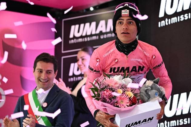 May 22, 2025, Viadana, ITALY: Mexican rider Isaac Del Toro Romero of Uae Team Emirates Xrg retaining the overall leader s pink jersey, poses on the podium after the 12th stage of the 108 Giro d Italia 2025, cycling race over 172 km from Modena to Viadana, Italy, 22 May 2025. ANSA LUCA ZENNARO. Giro D Italia Cycling Tour - Stage 12  - ZUMAa110 20250522_zaf_a110_035 Copyright: xLucaxZennarox