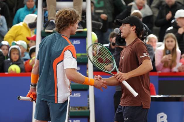 GER, Hamburg, xFSx , ATP, Tennis Herren 500 , Herren Tennistunier Bitpanda Hamburg Open 2025, Viertelfinale , 22.05.2025 Luciano Darderi (ITA) gratuliert Andrey Rublev (RUS) zum Sieg Copyright: HMBxMedia FernandoxSoares