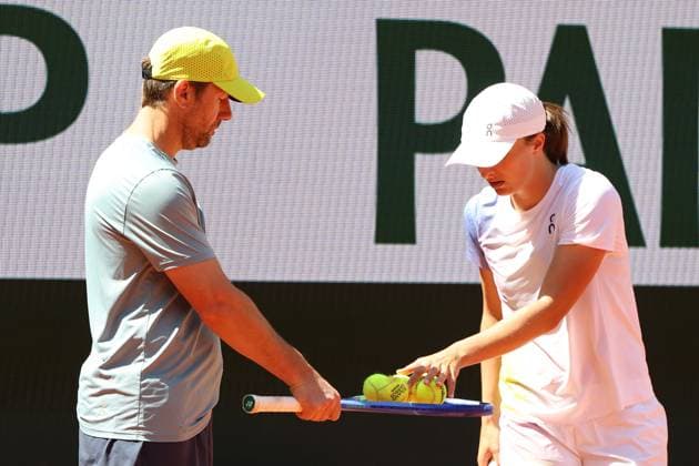 May 22, 2025, Paris, Celestynow, France: IGA SWIATEK of Poland and her coach WIM FISSETTE of Belgium during practice session the week before of French Open 2025 at Roland Garros in Paris. Paris France - ZUMAc278 20250522_zsp_c278_046 Copyright: xMarcinxCholewinskix