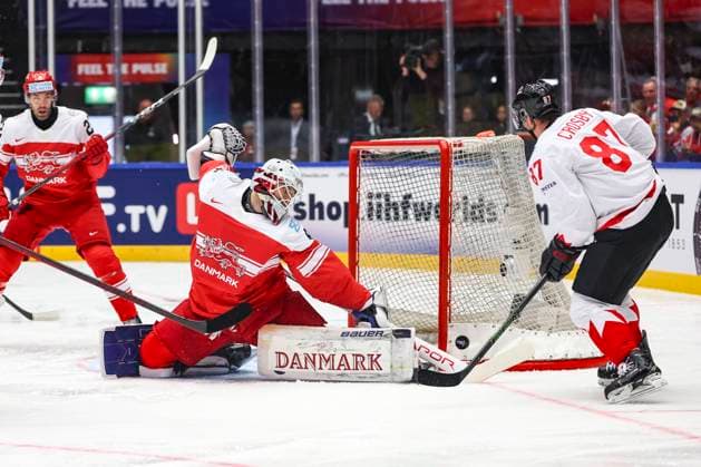 Eishockey, WM, Kanada - Dänemark Ice hockey, Eishockey - IIHF WC 2025 HERNING,DENMARK,22.MAY.25 - ICE HOCKEY - IIHF Ice Hockey World Championship, WM, Weltmeisterschaft 2025, quarterfinal, Canada vs Denmark. Image shows Frederik Dichow (DEN) and Sidney Crosby (CAN).  GEPAxpictures xMaticxKlansek