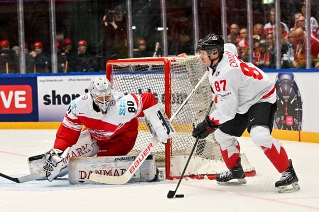 ODENSE, DENMARK - MAY 22: Sidney Crosby of Canada tries to score against goalkeeper Frederik Dichow of Denmark during the 2025 Ice hockey, Eishockey World Championship, WM, Weltmeisterschaft match between Canada and Denmark at Jyske Bank Arena on May 22, 2025 in Odense, Denmark. Odense Jyske Bank Arena Denmark Copyright: xJustPictures.ch AndreaxBrancax jp-en-EuSpIm-AB_22052025_AAB_0757