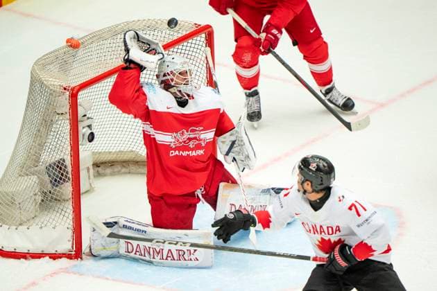 Eishockey, WM, Kanada - Dänemark Denmark IIHF Hockey Worlds: Canada vs. Denmark Tyson Foerster, Canada, right, challenges goalkeeper Frederik Dichow, Denmark during the quarter-final match between Canada and Denmark at the IIHF Ice hockey, Eishockey World Championships in Herning, Denmark, Thursday May 22, 2025.. , Herning Denmark Mors Copyright: BoxAmrstrupx xRitzauxScanpix BoxAmstrupx spdk20250522-210413-L