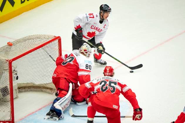 Denmark IIHF Hockey Worlds: Canada vs. Denmark Sidney Crosby, Canada, challenges goalkeeper Frederik Dichow, Denmark and Oliver Lauridsen during the quarter-final match between Canada and Denmark at the IIHF Ice hockey, Eishockey World Championships in Herning, Denmark, Thursday May 22, 2025.. , Herning Denmark Mors Copyright: BoxAmrstrupx xRitzauxScanpix BoxAmstrupx spdk20250522-210449-L