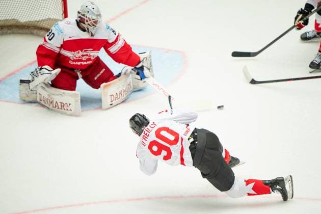 Eishockey, WM, Kanada - Dänemark Denmark IIHF Hockey Worlds: Canada vs. Denmark Ryan O Reilly, Canada, right, challenges goalkeeper Frederik Dichow, Denmark during the quarter-final match between Canada and Denmark at the IIHF Ice hockey, Eishockey World Championships in Herning, Denmark, Thursday May 22, 2025.. , Herning Denmark Mors Copyright: BoxAmrstrupx xRitzauxScanpix BoxAmstrupx spdk20250522-210658-L