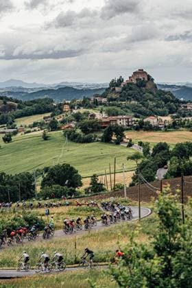2025 Giro d Italia Stage 12 Picture by Zac Williams SWpix.com - 22 05 2025 - Cycling - 2025 Giro d Italia Stage 12, Modena to Viadana, Italy - The peloton. Copyright: x xSWpix.comx(t axPhotographyxHubxLtd)xZacxWilliams SWpix.comx SWP-2645